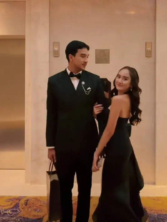 Salshabilla Adriani tampil mengenakan long dress model ruffle hitam. Didampingi suaminya, Ibrahim Risyad yang mengenakan setelan jas hitam. [@ibrhmrsyd]