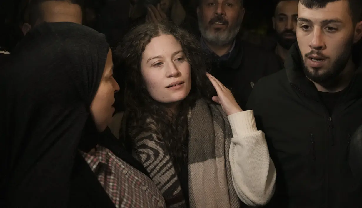 Seorang pejabat Palestina mengatakan Tamimi dibebaskan setelah dipenjara di Penjara Damon, dekat kota Haifa, Israel. (AP Photo/Nasser Nasser)