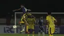 Gelandang PSIS Semarang, Heru Setyawan, duel udara dengan gelandang Bhayangkara FC, Wahyu Subo, pada laga Piala Indonesia di Stadion PTIK, Jakarta, Selasa (19/2). Bhayangkara FC bermain imbang 1-1 melawan PSIS. (Bola.com/Yoppy Renato)