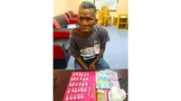 Kakek edarkan narkoba ketika diinterogasi penyidik Polsek Siak Hulu, Kabupaten Kampar. (Liputan6.com/M Syukur)