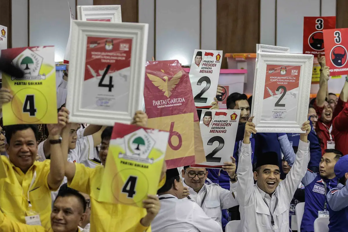 Tak Mau Kalah dengan Suporter Bola, Peserta Parpol Bawa Poster Nomor Urut