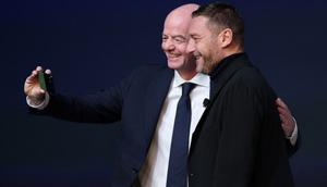 Gianni Infantino, Presiden FIFA, berfoto selfie dengan Francesco Totti, legenda FIFA, saat pengumuman jadwal pertandingan resmi Piala Dunia 2026 pada 6 Desember 2025 di Washington, DC. (Dan Mullan/Getty Images via AFP)