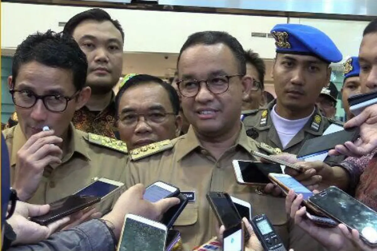 Sandiaga Uno mengoleskan lip balm