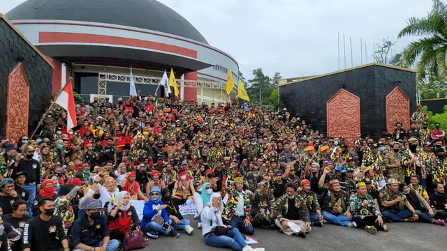 Aksi warga adat Balikpapan.