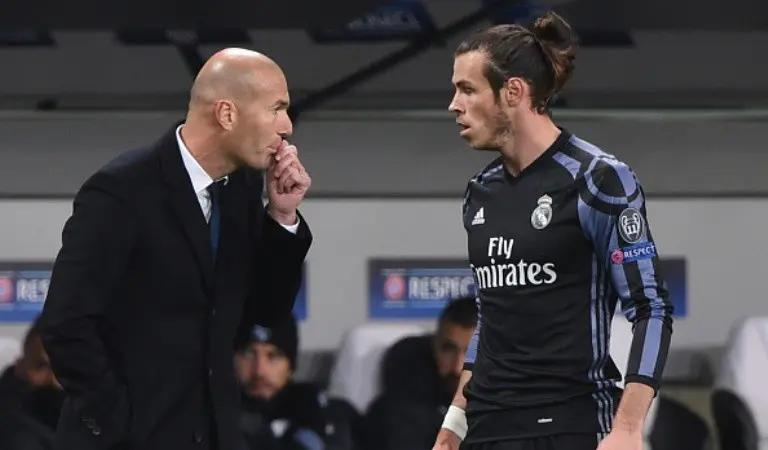  Gareth Bale (kanan) dikabarkan sudah tak kerasan di Real Madrid. (AFP/Janek Skarzynski)