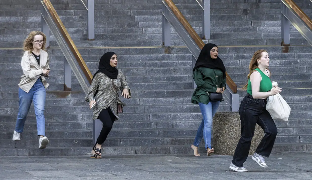 Orang-orang meninggalkan pusat perbelanjaan Field saat terjadi penembakan di Kopenhagen, Denmark, 3 Juli 2022. Pelaku yang ditangkap juga masih muda, yakni 22 tahun. (Olafur Steinar Rye Gestsson/Ritzau Scanpix via AP)