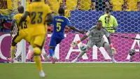 Kiper Curacao Eloy Room menyelamatkan gawangnya saat melawan Ekuador di Piala Dunia 2026 (AFP)