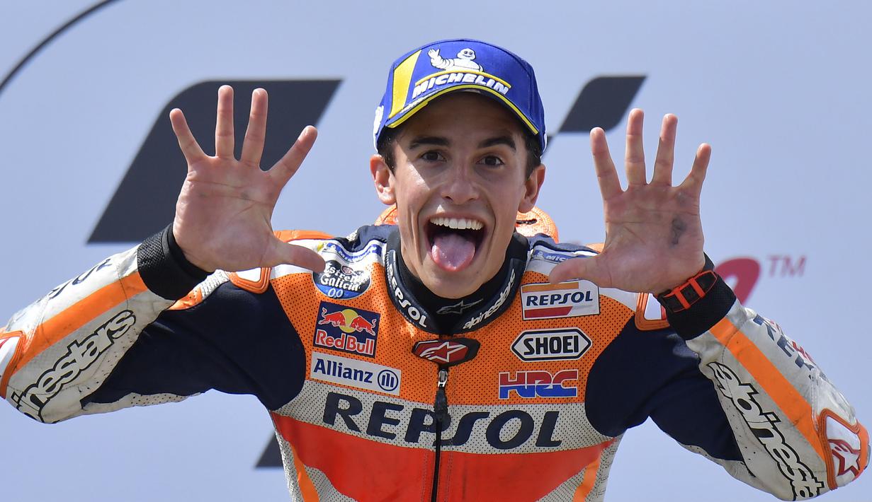 Marc Marquez menjulurkan lidahnya sembari memperlihatkan 10 jarinya sebagai simbol kemenangannya yang kesepuluh di di Sirkuit Sachsenring GP Jerman. (AFP/Tobias Schwarz)