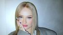 Petras tampil dengan riasan mata eyeliner wings tipis, serta blushon pink. Ia tampil dengan kuku indah uang dicata yin & yang.  (@kimpetras)