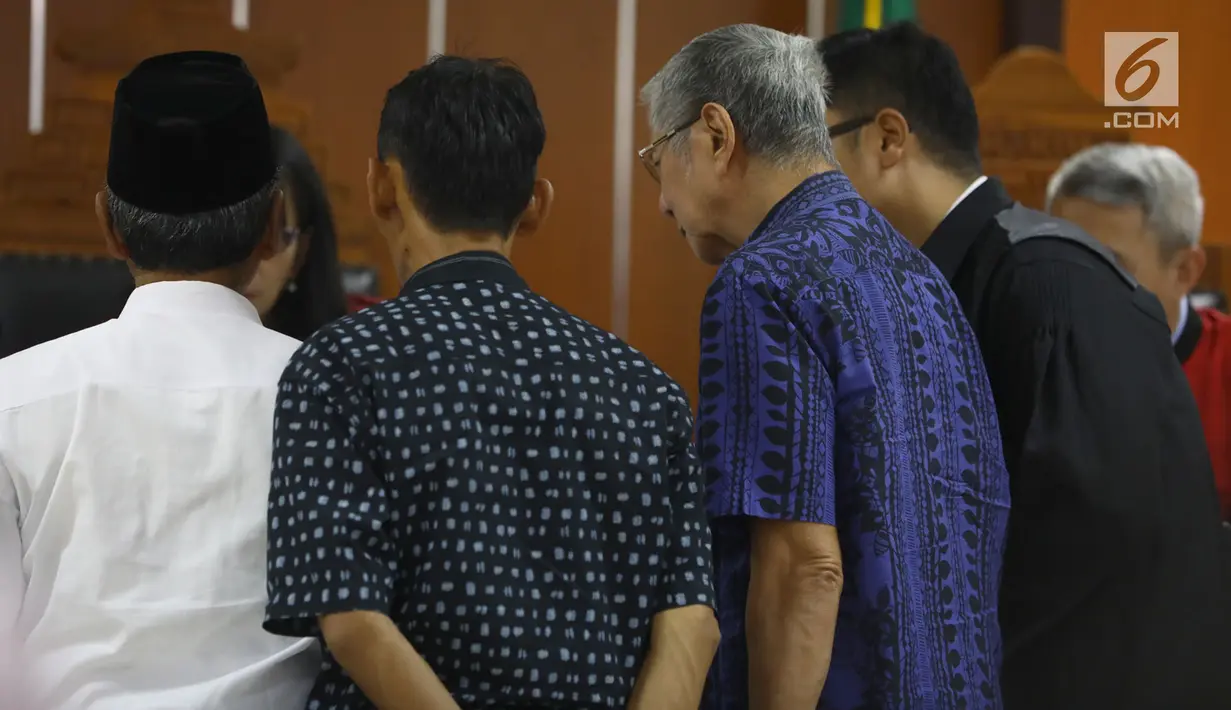 Pengusaha Muljono Tedjokusumo (kedua kanan) menjalani sidang lanjutan kasus dugaan tindak pidana pemalsuan surat dan menempatkan keterangan palsu pada akta autentik di Pengadilan Negeri Jakarta Barat, Jakarta, Rabu (21/11). (Merdeka.com/Arie Basuki)