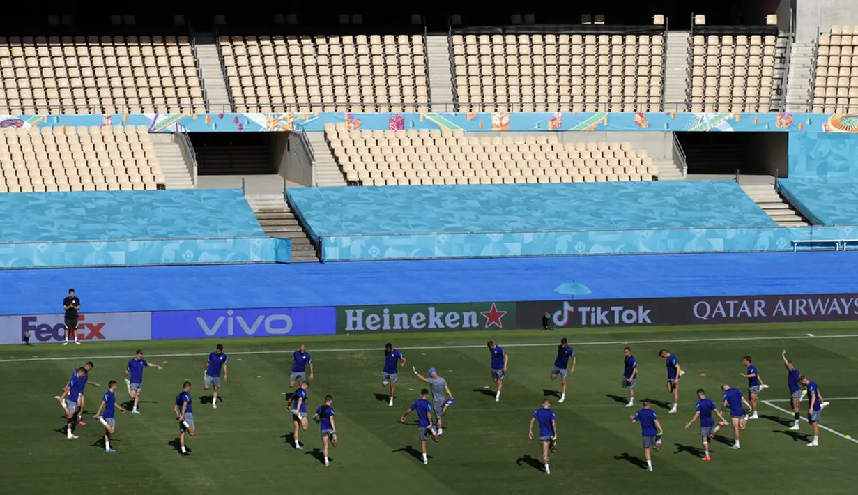 Para pemain Slovakia melakukan pemanasan saat sesi latihan di Stadion La Cartuja, Seville, Spanyol, Selasa (22/6/2021). Slovakia akan menghadapi Spanyol pada pertandingan Grup E Euro 2020, Rabu 23 Juni 2021. (Jose Manuel Vidal/Pool via AP)