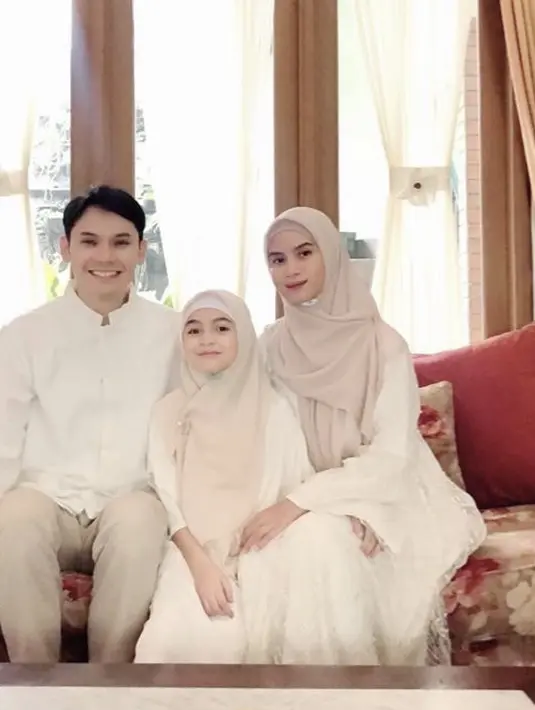 Di lebaran 2021, Sienna mengenakan kerudung segi empat san dress putih yang serasi dengan kedua orangtuanya tersebut. Credit: (@nesyanabila)