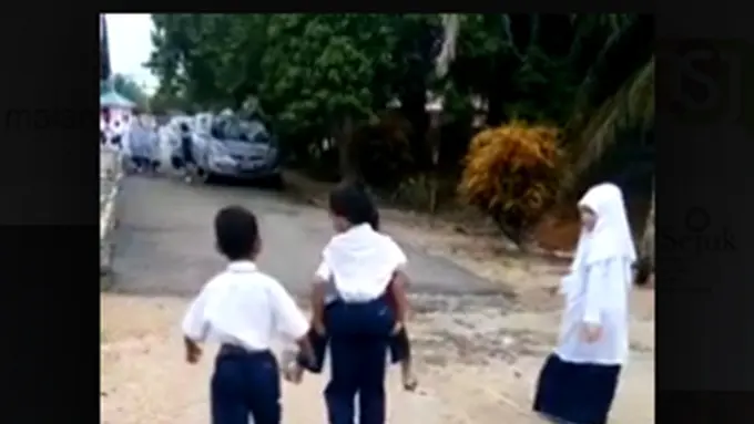 Terharu! 3 Bocah Ini Tunjukkan Kesetiannya Sebagai Sahabat