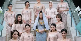 Mereka tampil serasi dalam balutan kebaya dengan nuansa warna senada, setia mendampingi Ochi dalam prosesi sakral pernikahannya. [@thepotomoto].