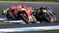 Pembalap Repsol Honda, Marc Marquez memimpin balapan dalam MotoGP Australia yang berlangsung di Phillip Island (22/10). Ban depan Marquez menyenggol bahu Rossi, akibatnya harus memperlambat lajunya. (AP Photo/Andy Brownbill)