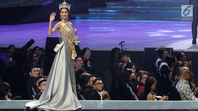 Finalis Nadia Purwoko dari Bengkulu melambaikan tangan saat terpilih sebagai Miss Grand Indonesia 2018 di JCC Jakarta, Sabtu (21/7). Nadia Purwoko berhak atas Mahkota The Heart of Indonesia senila Rp 3 miliar. (Liputan6.com/Angga Yuniar)