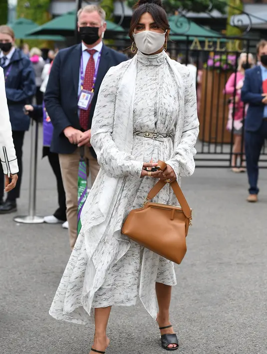 Membayangkan kembali bentuk tumit kantilever yang pertama kali dihadirkan pada Spring/Summer 2000 dengan arsitektur mengadopsi FENDI 'F' terbalik sebagai fondasi. (Foto: Fendi)