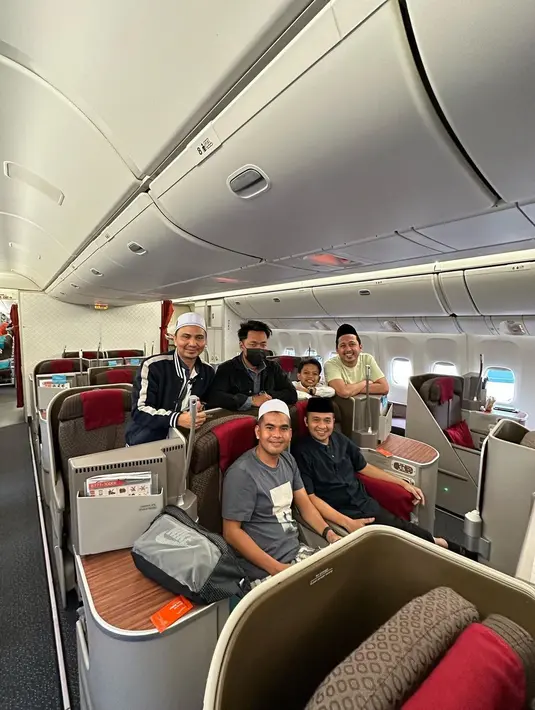 Ferrel dan beberapa orang berangkat ke Tanah Suci pada 4 April lalu. "Bismillah Berangkat Ibadah,"  tulis farel.oslo sebagai keterangan fotonya di pesawat. [Instagram/farel.oslo]