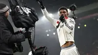 Pemain muda Manchester United (MU), Amad Diallo, menjebol gawang Liverpool sekaligus memastikan The Red Devils selamat dari kekalahan dalam laga pekan ke-20 Premier League 2024/2025 di Anfield, Minggu (5/1/2025) malam WIB. Liverpool dan MU bermain imbang 2-2 dalam laga ini. (Darren Staples / AFP)
