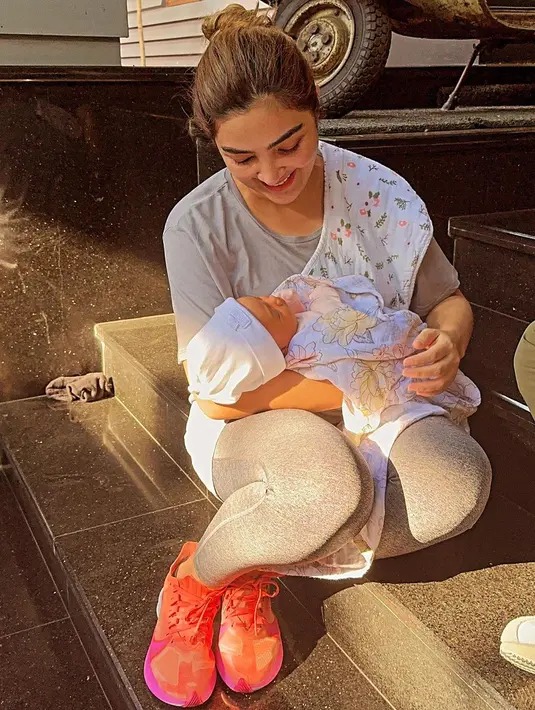 "Good morning Hari ini jalan pagi dari rumah ke @azuraatta sambil ajak jemur pagi," tulis Ashanty membagikan potretnya pada unggahan 21 November. [Instagram/ashanty_ash]