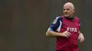 Presiden FIFA yang baru Gianni Infantino bermain bola saat pertandingan persahabatan di markas FIFA, Zurich , Swiss 29 Februari 2016. Infantino merayakan hari pertamanya sebagai Presiden FIFA dengan bertanding bola. (REUTERS / Arnd Wiegmann)