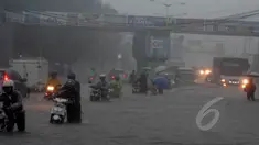 Sejumlah kendaraan mogok akibat nekat menerobos banjir yang menggenangi jalan Gunung Sahari, Jakarta, Senin (9/2/2015).  (Liputan6.com/Faizal Fanani)