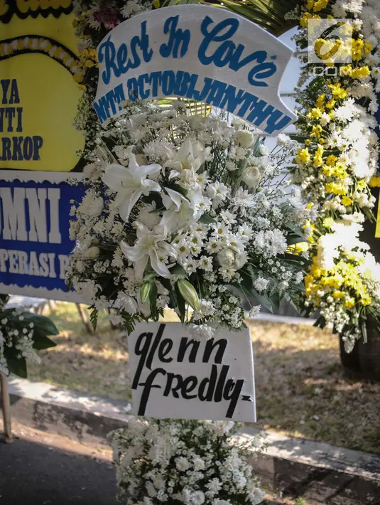 Karangan bunga dari penyanyi Glenn Fredly atas meninggalnya istri Indro Warkop, Nita Octobijanthy terpajang di rumah duka kawasan Pulo Mas, Jakarta, Rabu (10/10). Istri Indro Warkop meninggal akibat kanker paru-paru stadium 4. (Liputan6.com/Faizal Fanani)