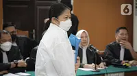 Putri Candrawathi bersiap menjalani sidang kasus pembunuhan berencana Yosua Hutabarat atau Brigadir J di Pengadilan Negeri Jakarta Selatan, Jakarta, Rabu (25/1/2023). Istri mantan Kadiv Propam Polri Ferdy Sambo itu sambil menangis mengatakan saat sidang pleidoi bahwa Yosua mengancam membunuhnya bila menceritakan soal kekerasan seksual yang dialaminya. (Liputan6.com/Faizal Fanani)