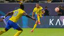 Pemain Al Nassr, Cristiano Ronaldo (kanan), menendang bola ke gawang Al Taawon dalam laga pekan ke-2 Liga Arab Saudi 2023/2024 yang berlangsung di KSU Football Stadium, Sabtu (19/8/2023) dini hari WIB. Al Nassr mencatatkan percobaan tembakan dibabak pertama, tapi hanya dua yang tepat sasaran. (AFP/Fayez Nureldine)