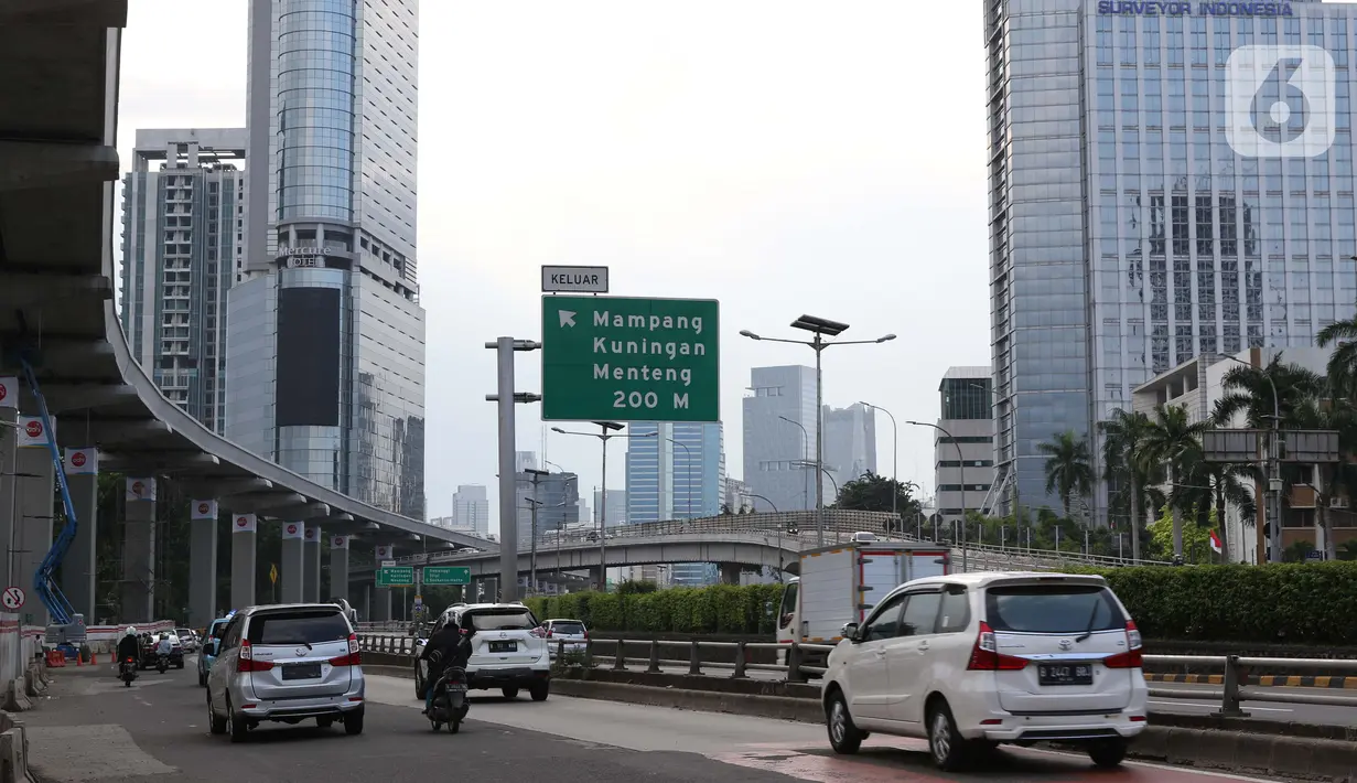 Pengendara melintasi ruas jalan Gatot Subroto, Jakarta, Kamis (26/3/2020). Sejak pemerintah melakukan himbauan melakukan seluruh aktivitas dari dalam rumah akibat merebaknya virus corona Covid-19, ruas-ruas jalan Ibu Kota terlihat lengang. (Liputan6.com/Helmi Fithriansyah)
