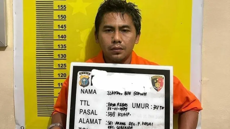 Tersangka pembunuhan kakak ipar yang ditangkap oleh personel Polres Indragiri Hulu.