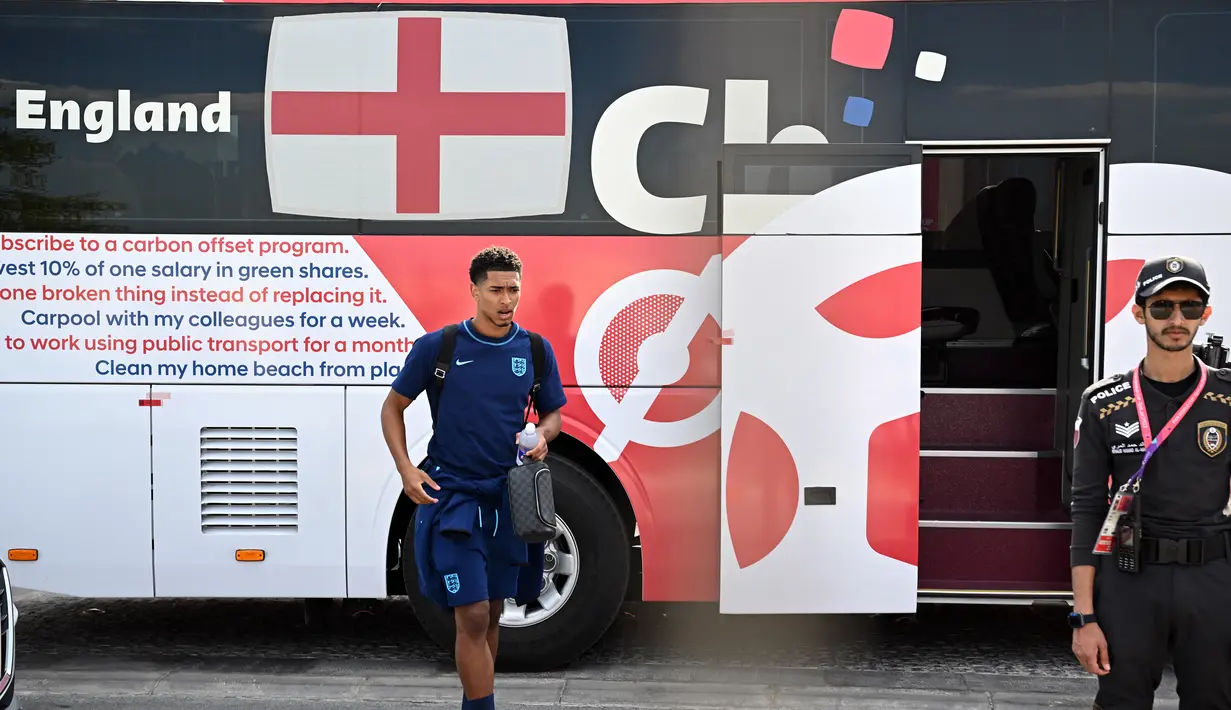 Gelandang Inggris, Jude Bellingham meninggalkan hotel tim di Doha (11/12/2022). Timnas Inggris langsung meninggalkan Qatar usai tersingkir di gelaran Piala Dunia 2022, Minggu (11/12/2022). Kekalahan 1-2 atas Prancis di babak perempat final menghentikan langkah Inggris  di Piala Dunia 2022.  (AFP/Paul Ellis)