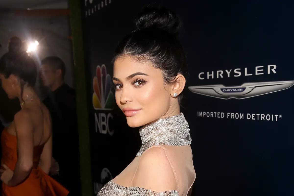 20170109-Golden-Globe-2017-AS-Kendall-Jenner-Kylie-Jenner-AFP-AP