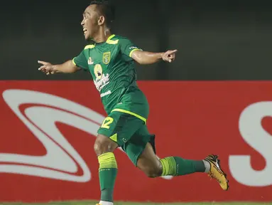 Gelandang Persebaya Surabaya, Rendi Irwan (kiri) melakukan selebrasi usai mencetak gol kedua ke gawang Madura United dalam laga matchday ke-2 Grup C Piala Menpora 2021 di Stadion Si Jalak Harupat, Bandung, Minggu (28/3/2021). Persebaya menang 2-1 atas Madura United. (Bola.com/M Iqbal Ichsan)