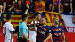 Wasit Carlos Del Cerro memberikan kartu merah kepada gelandang Barcelona, Javier Mascherano saat pertandingan final Piala Copa del Rey di Madrid, (23/5). Barcelona menang atas Sevilla dengan skor 2-0. (Reuters / Sergio Perez)