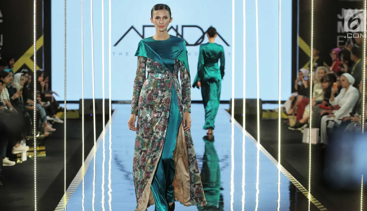 Model mengenakan busana desainer Araida dari Rusia dalam Jakarta Modest Fashion Week di Gandaria City, Jakarta, Kamis (26/7). Indonesia turut serta ambil bagian yang diikuti oleh 26 desainer. (Liputan6.com/Faizal Fanani)
