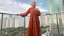 <p>Satu lagi inspirasi tampil kasual, namun tetap terlihat elegan. Di sini Citra Kirana terlihat mengenakan long dress berwarna oranye dengan detail kerut bertumpuk. Ia sempurnakan penampilannya ini dengan jilbab merah muda dan high heels. Foto: Instagram.</p>