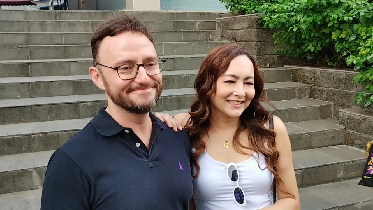 Dewi Rezer dan Ethan. (Liputan6.com/ M Altaf Jauhar)