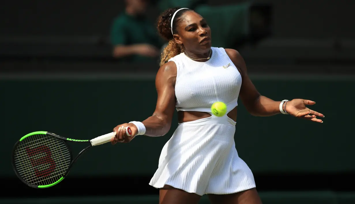Petenis AS, Serena Williams mengembalikan bola ke arah petenis Republik Ceko, Barbora Strycova pada babak semifinal Grand Slam Wimbledon di All England Lawn Tennis Club, Kamis (11/7/2019). Serena memastikan diri lolos ke babak final dan akan menghadapi Simona Halep dari Rumania. (Adam DAVY/POOL AFP)