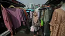 Nama Pasar Tasik sendiri muncul karena sebagian besar pedagangnya berasal dari wilayah Tasikmalaya dan Bandung, Jawa Barat. Tampak dalam foto, warga berjalan melewati toko-toko pakaian saat mereka bersiap untuk perayaan hari raya Idul Fitri di salah satu pasar musiman di Jakarta, Senin 9 Maret 2026. (AP Photo/Achmad Ibrahim)