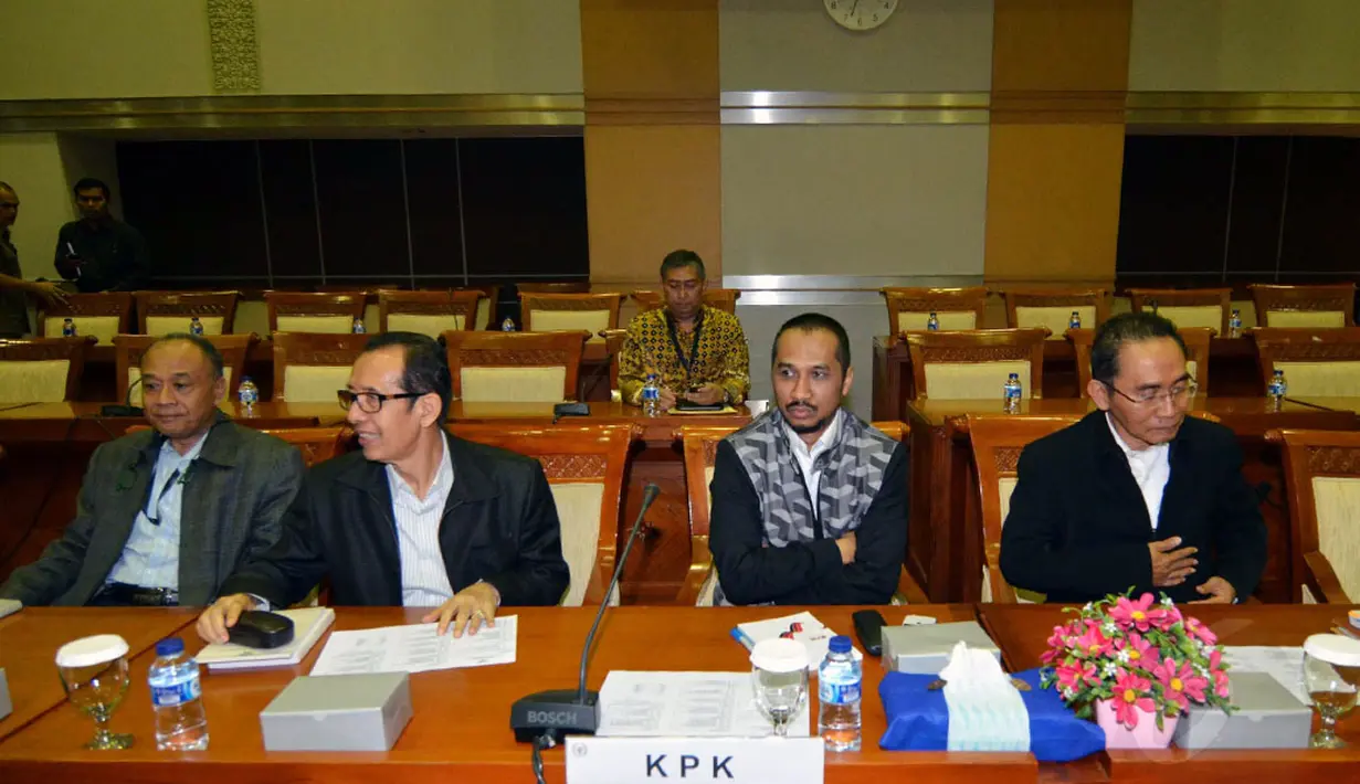 Ketua Komisi Pemberantasan Korupsi (KPK), Abraham Samad (kedua dari kanan) hadir untuk melakukan Rapat Dengar Pendapat dengan Komisi III DPR RI di Gedung Parlemen Senayan, Jakarta, Senin, (1/12/2014). (Liputan6.com/Andrian Martinus Tunay)
