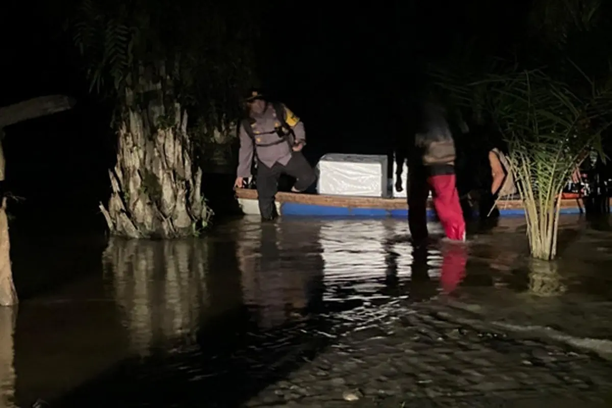 Distribusi logistik Pilkada Rohul hingga malam ke TPS di tengah bencana banjir.