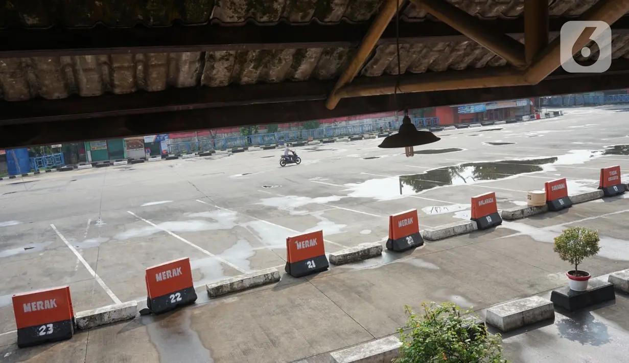 Suasana Terminal Bus Kampung Rambutan yang sepi aktivitas di Jakarta, Minggu (10/5/2020). Pelayanan Bus AKAP belum dioperasionalkan di Terminal Kampung Rambutan, meskipun pemerintah telah mengizinkan kembali angkutan umum beroperasi keluar masuk wilayah Jabodetabek. (Liputan6.com/Immanuel Antonius)