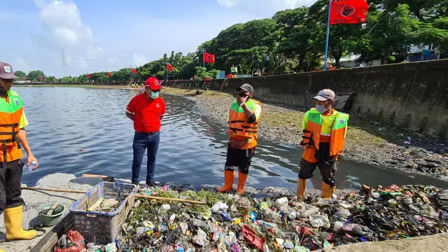 Sekjen PDIP Hasto Kristiyanto meninjau program bersih-bersih di Waduk Cincin, Jakarta Utara