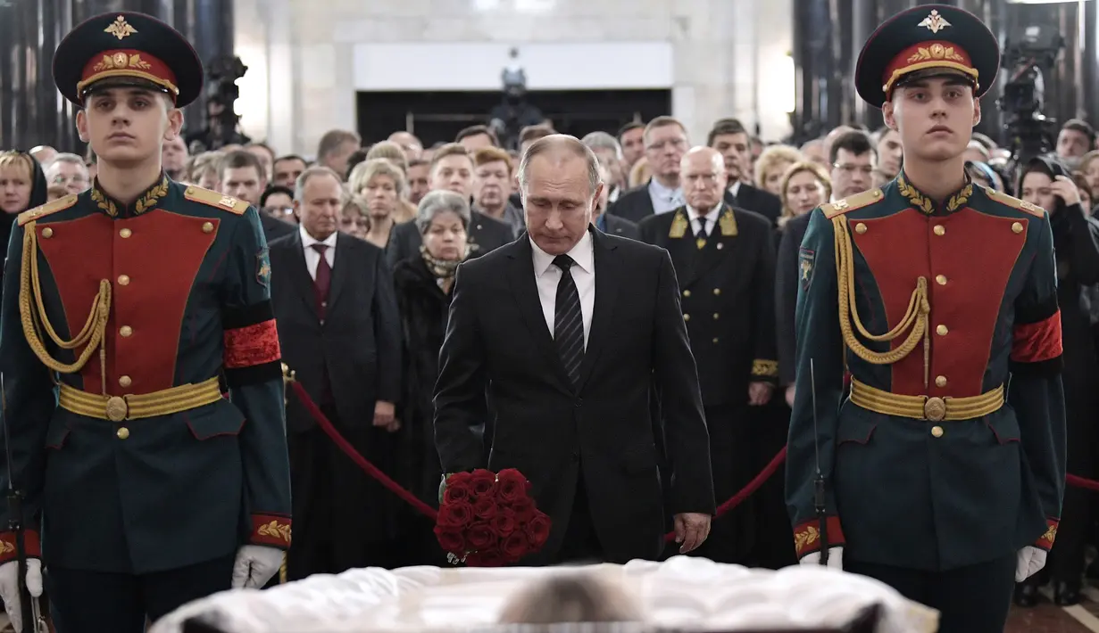 Presiden Rusia, Vladimir Putin memberikan penghormatan kepada Dubes Rusia untuk Turki, Andrey Karlov yang tewas ditembak saat berpidato di Turki, Moskow, Rusia, Kamis (22/12). (AFP PHOTO / Sputnik / Alexei Nikolsky)