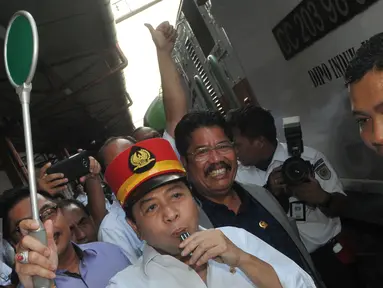 Ketua DPR Setya Novanto melepas keberangkatan kereta api di Stasiun Senen, Jakarta, Selasa (7/7/2015). Kunjungan itu dilakukan untuk meninjau kesiapan transportasi kereta api pada arus mudik jelang Lebaran. (Liputan6.com/Herman Zakharia)