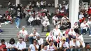Massa pendukung paslon nomor urut 01 menggelar nonton bareng Konser Putih Bersatu di luar Stadion GBK, Jakarta, Sabtu (13/4). Tingginya antusiasme warga menghadiri kampanye akbar Jokowi-Ma'ruf Amin membuat SUGBK penuh hingga warga terpaksa menonton dari luar stadion. (Liputan6.com/Immanuel Antonius)