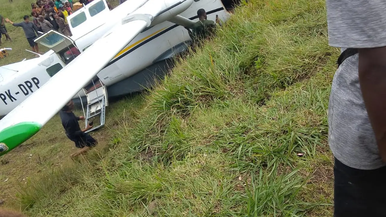 Sebanyak 3 orang luka-luka akibat kecelakaan pesawat Caravan Daby Air PK-DPP di Lapangan Terbang Pogapa, Distrik Homeyo, Kabupaten Intan Jaya, Papua.