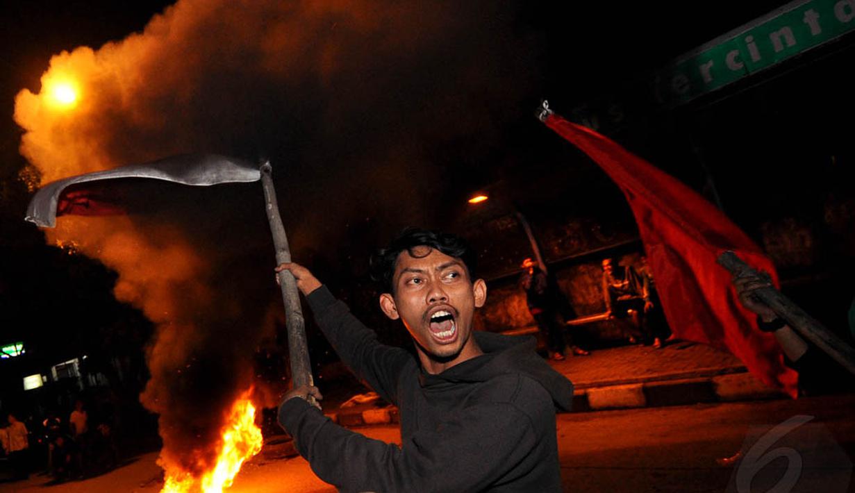 Aksi penolakan kenaikan BBM di depan kampus IISIP,  Jakarta, Selasa (18/11/2014) dini hari. (Liputan6.com/Miftahul Hayat)