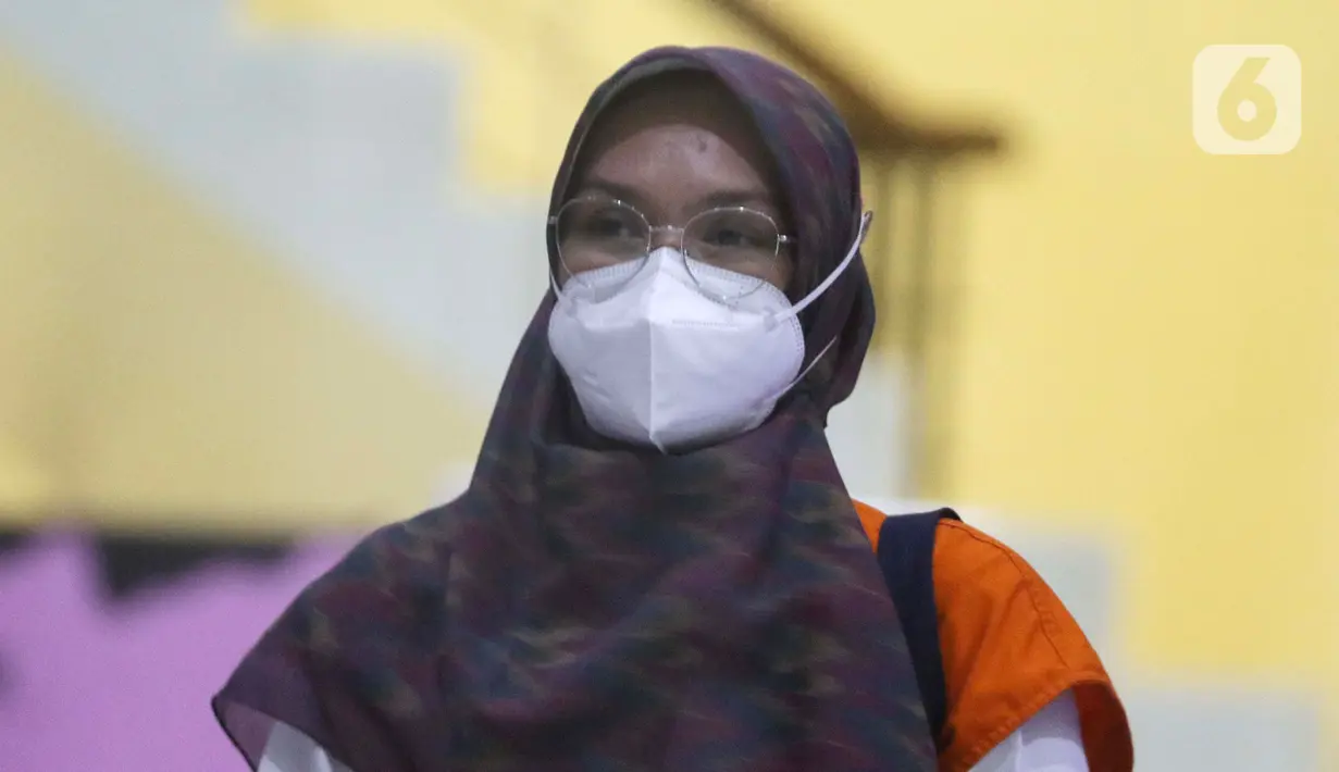Bupati Probolinggo nonaktif, Puput Tantriana Sari usai menjalani pemeriksaan di Gedung KPK Jakarta, Selasa (7/9/2021). Puput menjalani pemeriksaan perdana setelah ditahan sebagai tersangka dugaan suap proses seleksi jabatan di Pemkab Probolinggo tahun 2021. (Liputan6.com/Helmi Fithriansyah)